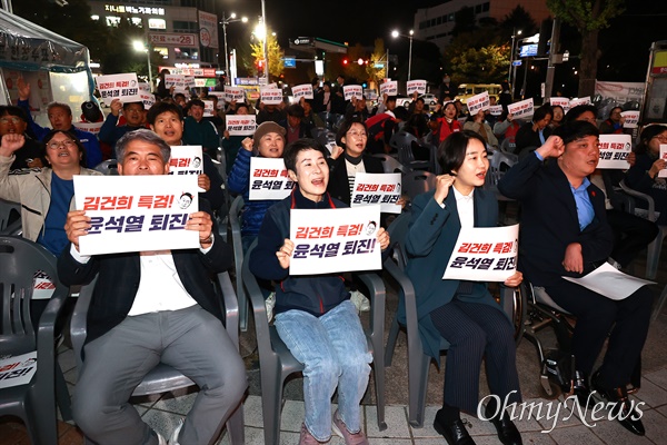  8일 저녁 창원 한서빌딩 앞 광장에서 열린 “김재연 진보당 대표 시국연설회, 윤석열 아웃 시민촛불대행진”