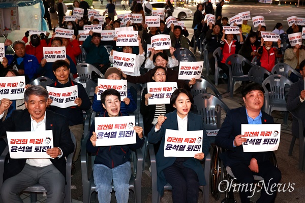  8일 저녁 창원 한서빌딩 앞 광장에서 열린 “김재연 진보당 대표 시국연설회, 윤석열 아웃 시민촛불대행진”