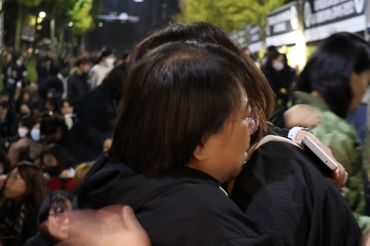  집회가 끝난 뒤 특수교사들은 열악한 현실에 무너지지 않고 더 이상의 희생이 없도록 바꿔나가는데 다짐하며 서로를 격려했다.