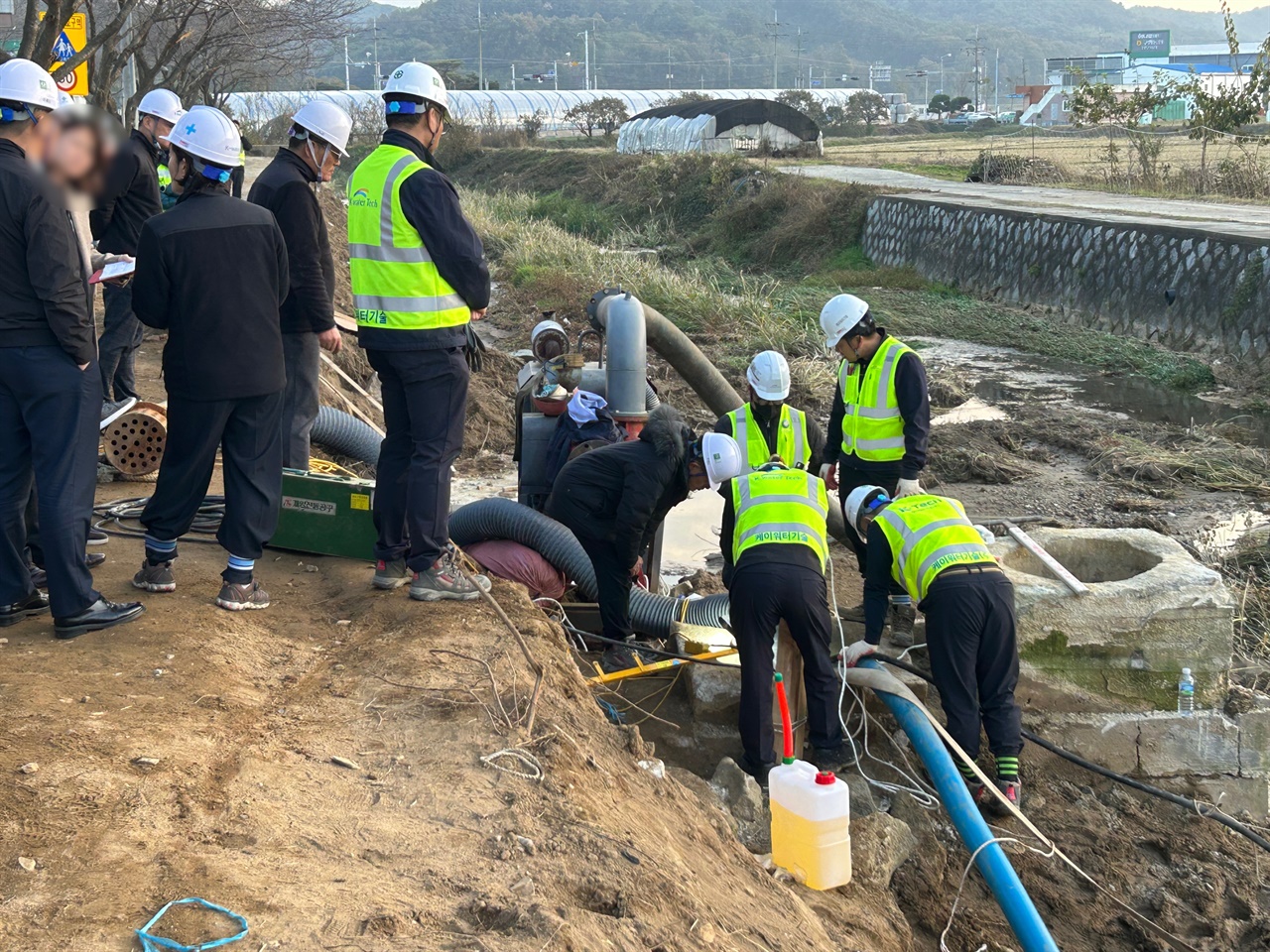  8일 오후 5시경 찾은 홍성군 구항면 파손 현장에서 수자원공사 보령권지사에서 보수 작업이 이어지고 있다. 