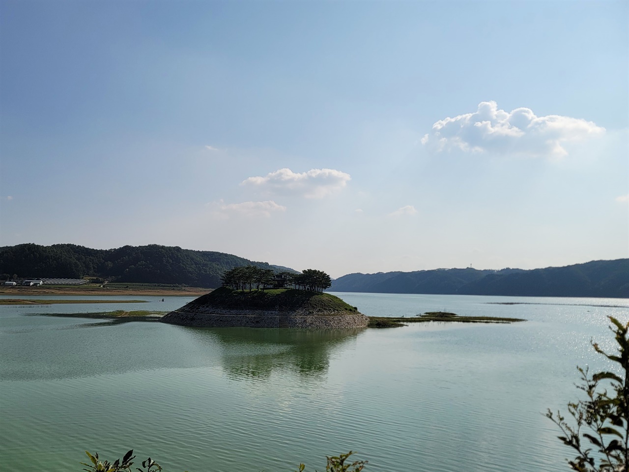 시사단 강변에 세워져 있었으며, 주변에는 송백림(松栢林)이 무성하였으나, 안동댐 건설로 분천강이 침수되어 수위가 상승하자 원래 위치에서 10m 높이의 석축을 쌓아올려 원형대로 개건하였다. [출처] 한국학중앙연구원 - 향토문화전자대전