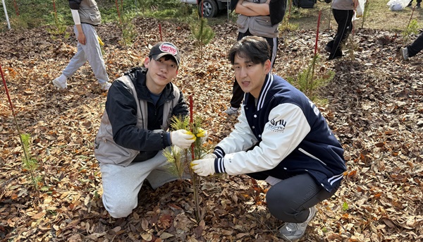  경상국립대학교는 11월 8일 진주시 경상국립대학술림에서 농업생명과학대학 소속 교수, 학생, 직원 등 120여 명이 참가한 가운데 ‘2024년 숲가꾸기(육림)’ 행사를 개최했다.