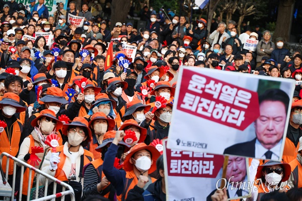  9일 오후 서울 숭례문과 서울시청 사이 세종대로 구간에서 ‘전태일열사 정신계승 전국노동자대회 및 1차 탄핵총궐기’가 민주노총과 윤석열정권퇴진운동본부 주최로 열리고 있다. 