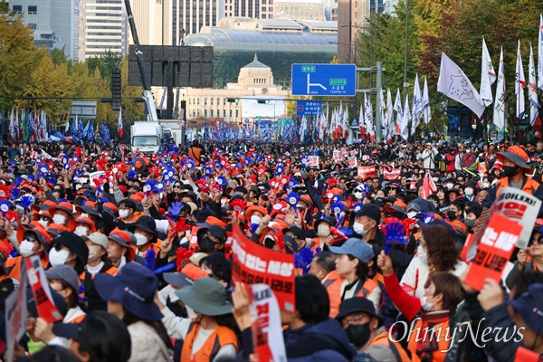  9일 오후 서울 숭례문과 서울시청 사이 세종대로 구간에서 ‘전태일열사 정신계승 전국노동자대회 및 1차 탄핵총궐기’가 민주노총과 윤석열정권퇴진운동본부 주최로 열리고 있다. 