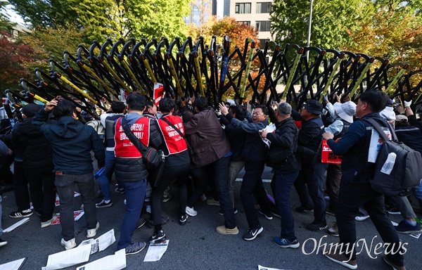  9일 오후 서울 숭례문과 서울시청 사이 세종대로 구간에서 ‘전태일열사 정신계승 전국노동자대회 및 1차 탄핵총궐기’가 민주노총과 윤석열정권퇴진운동본부 주최로 열리는 가운데, 집회 참가자들이 폴리스라인을 밀며 경찰과 충돌하고 있다.