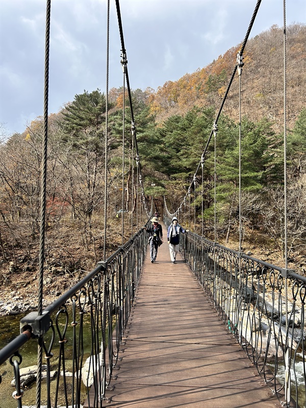 두타연의 출렁다리 다리를 건너면 계곡의 물과 지형이 한 눈에 들어온다