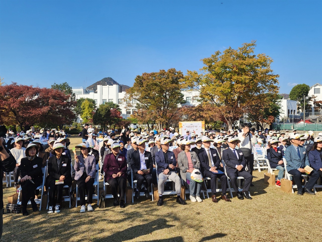 행사장 온 가족 책 잔치 행사장 참석자들 모습