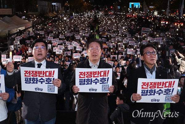  더불어민주당 이재명 대표, 박찬대 원내대표와 지도부가 9일 오후 서울 숭례문과 서울시청 사이 세종대로에서 열린 민주당 주최 ‘김건희 윤석열 국정농단 규탄, 특검 촉구 제2차 국민행동의 날’ 집회에서 구호를 외치고 있다.