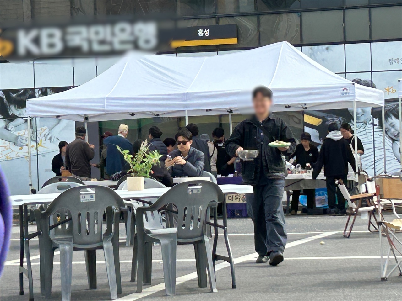  10일, 예산홍성환경운동연합, 충남동물행복권연구소, 홍성녹색당이 참여하는 ‘제1회 비건페스티벌’은, 홍성 복개주차장에서 ‘나와 지구를 사랑하는 방법, 채식’이라는 주제로 개최됐다.