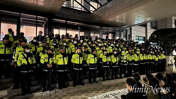  9일 밤 11시 20분께 국립부경대학교 대연캠퍼스 대학본부에서 '윤석열 대통령 퇴진 국민투표' 허용과 총장직무대리 면담을 요구하며 농성에 들어갔던 학생들이 이날 해제 과정에서 퇴거불응 혐의로 경찰에 의해 끌려 나오고 있다.  