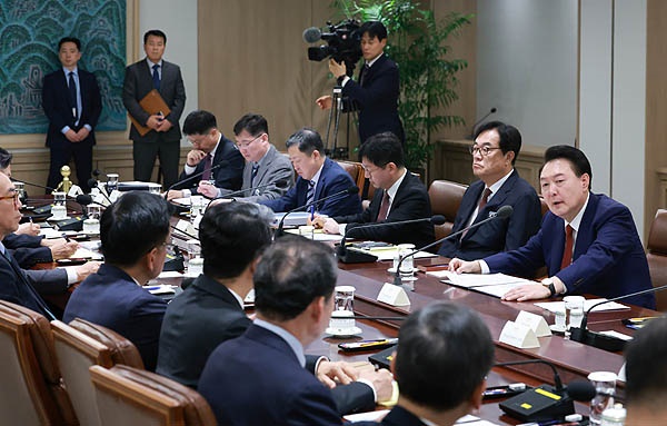  윤석열 대통령이 10일 서울 용산 대통령실에서 열린 '대외여건 변화에 따른 긴급 경제·안보 점검회의'를 주재하며 발언하고 있다. 