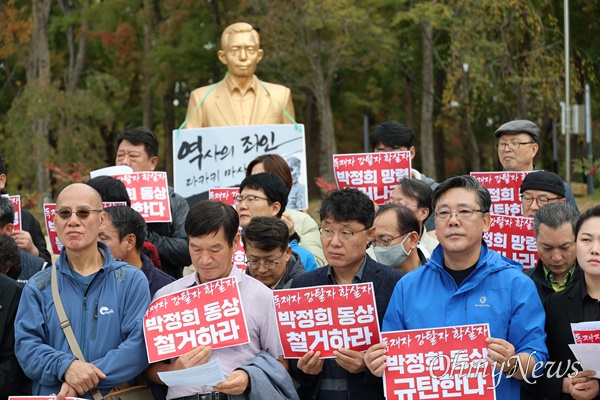  영남대 민주동문회는 10일 오후 영남대 천마아너스파크 박정희 동상 앞에서 기자회견을 열고 동상 철거를 촉구했다.