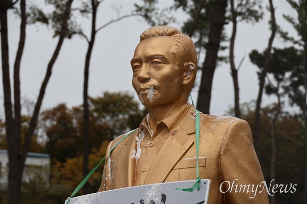  영남대 천마아너스파크에 세워진 박정희 동상에 10일 민주동문회 회원 일부가 계란을 던지고 밀가루를 퍼부었다. 