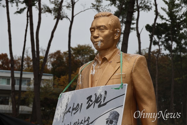  영남대 천마아너스파크에 세워진 박정희 동상에 10일 민주동문회 회원 일부가 계란을 던지고 밀가루를 퍼부었다. 