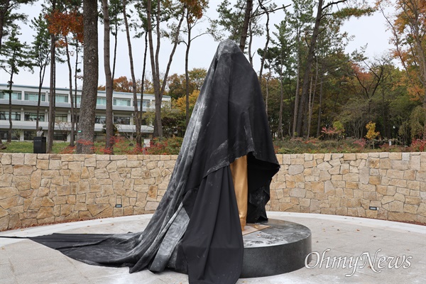  영남대 천마아너스파크에 세워진 박정희 동상이 이 학교 동문들에 의해 검은 천으로 가려졌다.