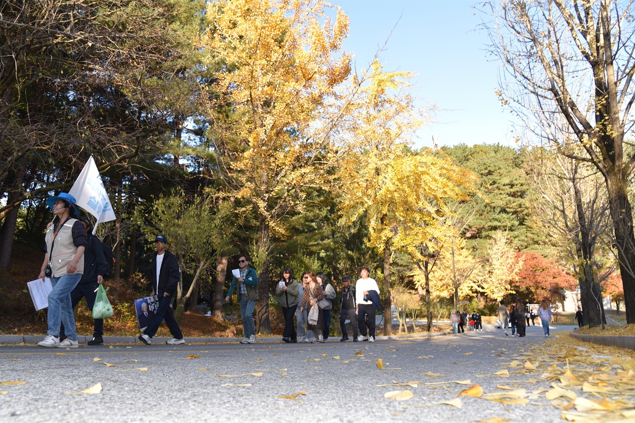  1코스 참가자들이 장군1묘역에서 사회공헌자묘역으로 이동하고 있다.