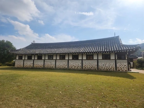  1906년 건축된 온수리성당. 한옥 건물로 단아한 멋이 느껴진다.