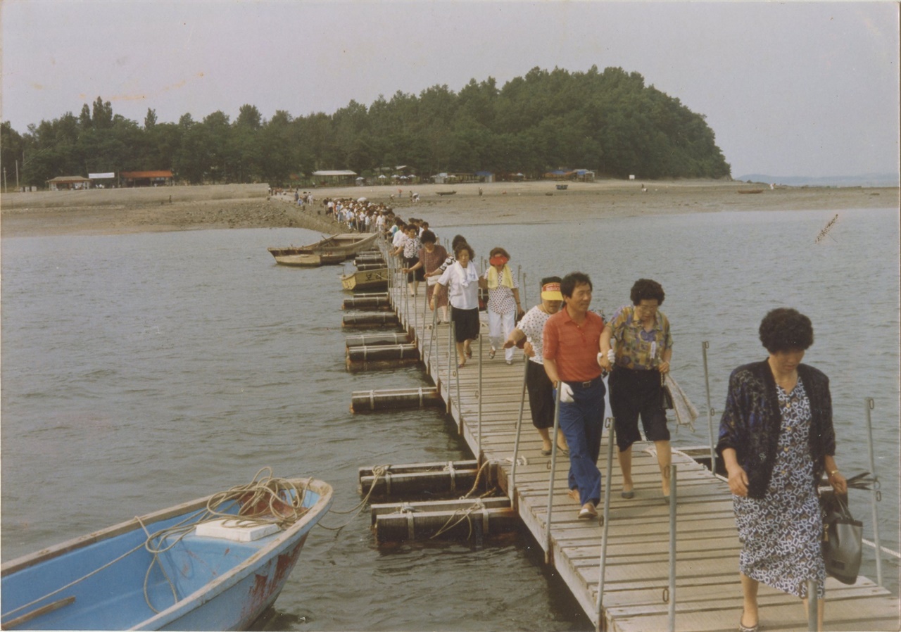  관광객이 끝없이 오가던 행담도 포구 (1980년 대)