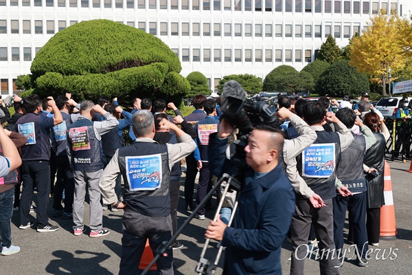  민주노총 경남본부, 11일 오후 경남경찰청 앞 "폭력사주 공안몰이 윤석열 퇴진, 과잉진압 폭력조장 경찰 규탄" 기자회견.