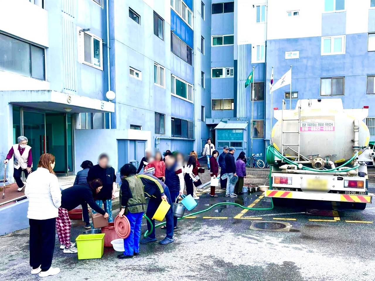  정의당 충남도당이 충남 4개 시군 수돗물 공급 중단에 대해’피해보상 대책 마련’을 한국수자원공사에 촉구했다. 서산시민들이 수돗물 공급이 중단되면서 큰 불편을 겪었다. 