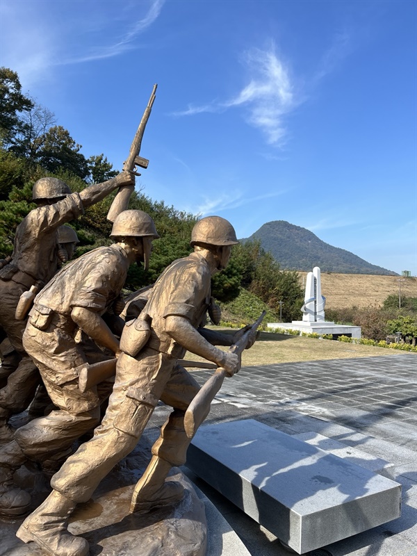  전남 구례 봉성산 현충공원에 세워진 현충탑과 여순사건 희생자 위령비의 모습. 아이들은 '죽인' 자와 '죽은' 자를 기리는 기념물을 한 곳에 세워두는 게 맞는지 물었다.