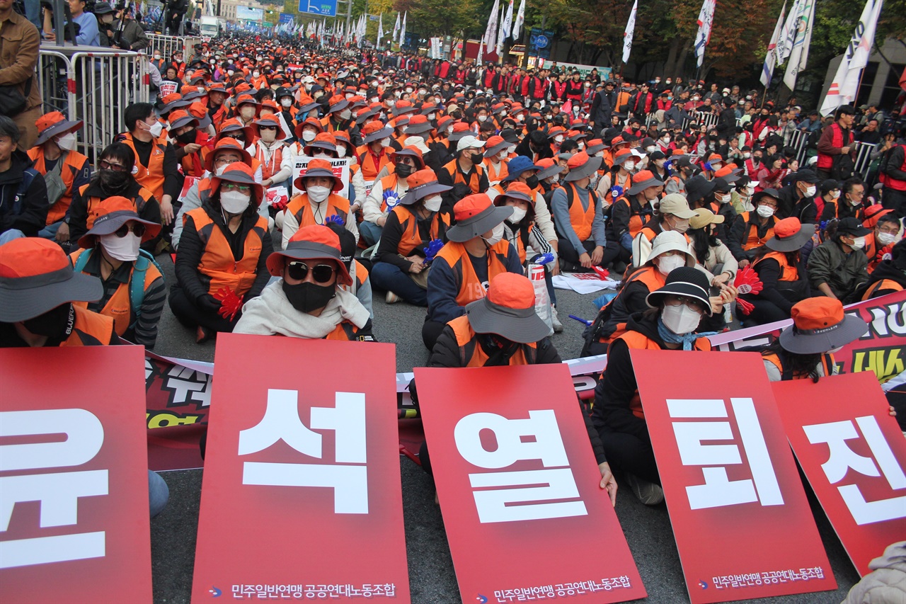  민주일반연맹 공공연대노동조합 조합원들이 전노대에 참가한 모습이다.