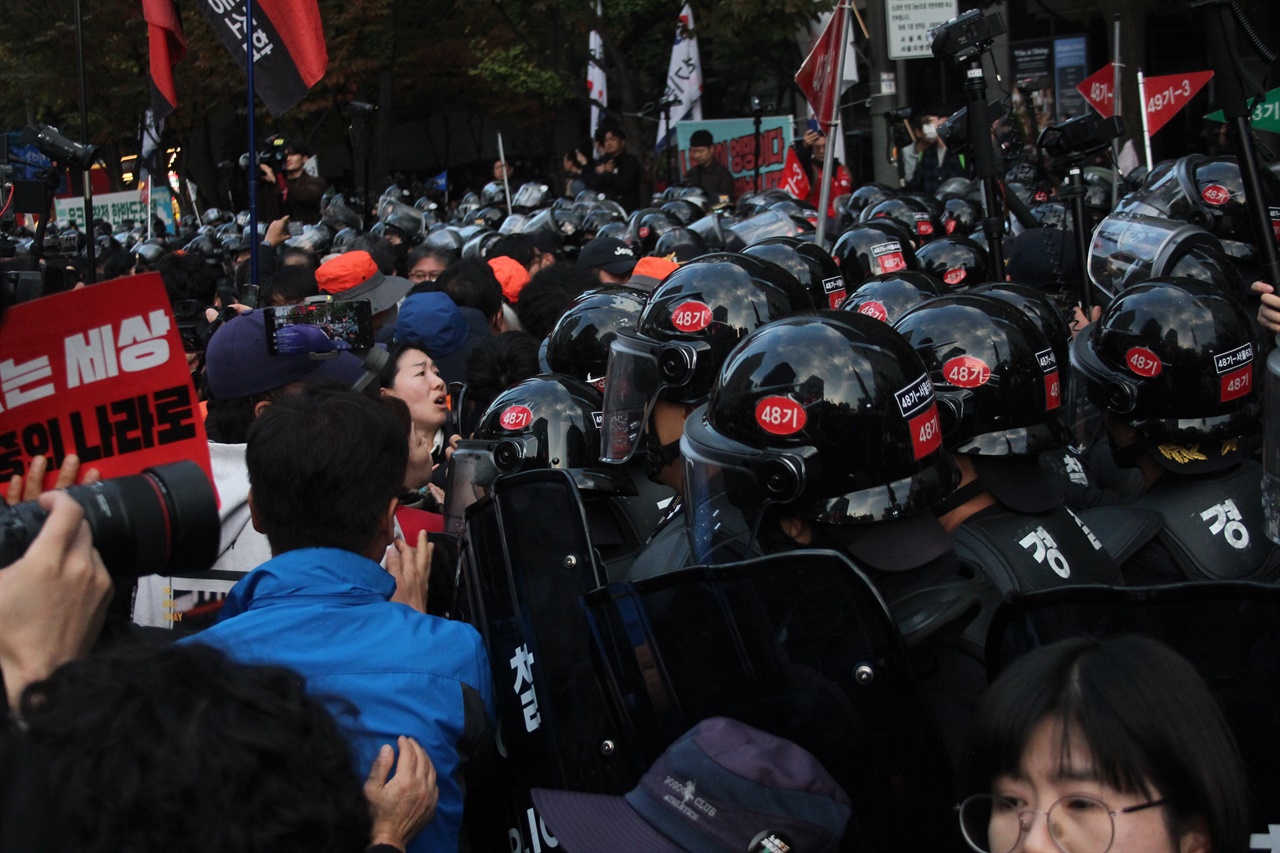 밀고 밀리는 자리 다툼 이날 경찰은 민주노총 전노대의 참가자들이 자유롭게 집회 장소로 이동하는 것을 통제했다. 또한, 인원에 비해 좁은 장소로 몰아 참가자들의 원성 속에 유지선을 두고 공간 확보하는 싸움이 벌어지기도 했다.