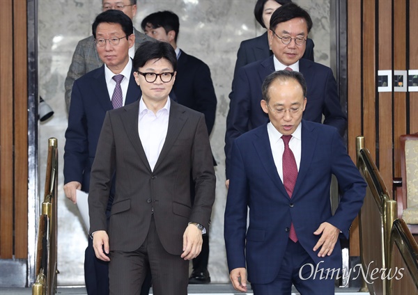  국민의힘 한동훈 대표와 추경호 원내대표가 12일 오전 서울 여의도 국회에서 열린 '이재명 민주당의 사법방해저지 긴급대책회의'에 참석하고 있다.