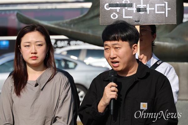  대구문화예술회관이 올해의 청년작가로 선정된 안윤기 작가(오른쪽)와 연혜원 평론가의 작품을 폐쇄하자 이들은 12일 기자회견에서 부당성을 지적하며 전시실을 열라고 촉구했다. 