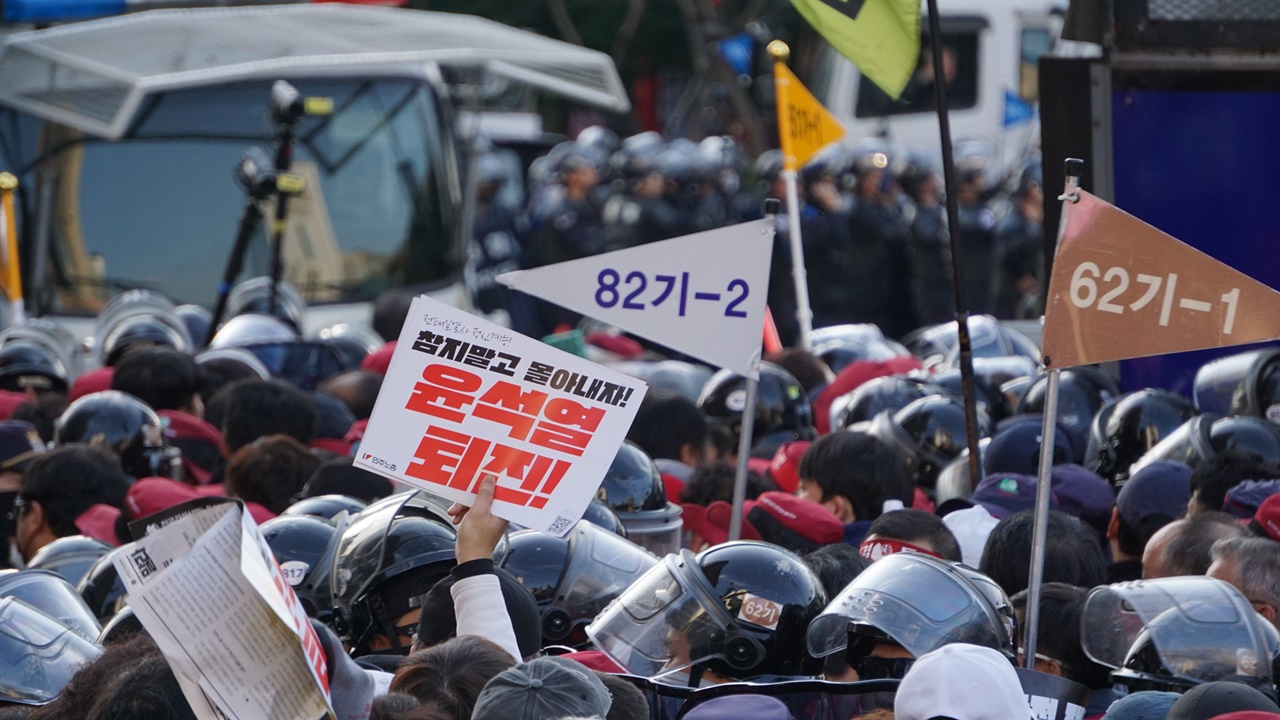  참가자들이 본대회 장소로 이동하기 위해 경찰을 뚫고 나갔다.