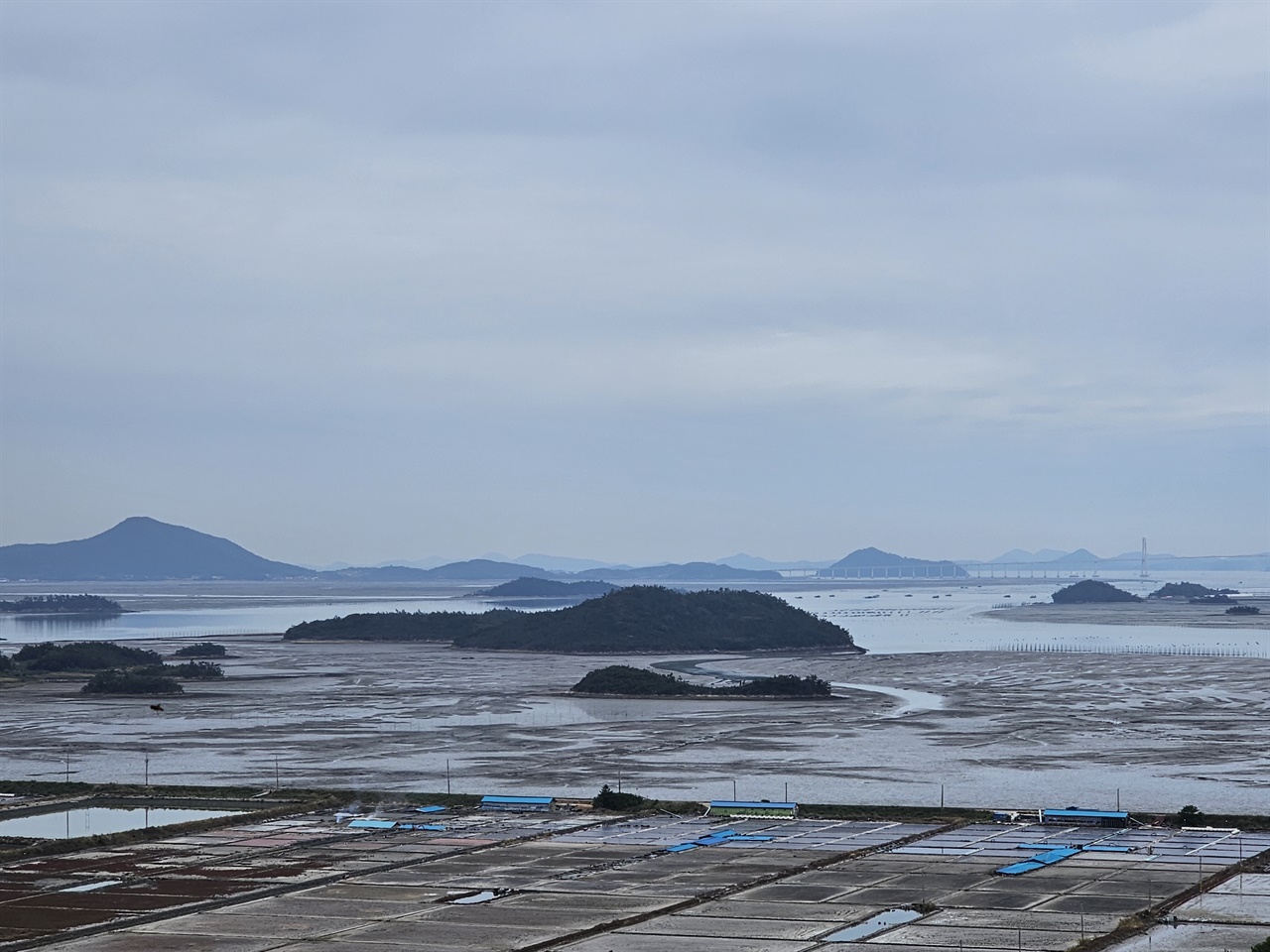  왕산산성에서 바라본 압해도 승공산과 천사대교