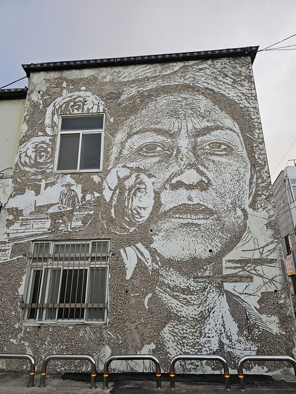  빌스(Vhils)의 작품