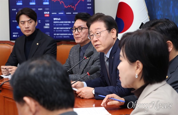  이재명 더불어민주당 대표가 13일 국회에서 열린 최고위원회의에서 발언하고 있다.
