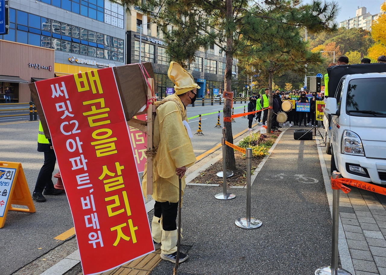 상복입은 배곧 주민 13일 시흥시청 앞에서 열린 배곧신도시 초고압선 관통 반대 집회에서 한 주민이 상복을 입고 나와 "배곧을 살리자"며 항의하고 있다.