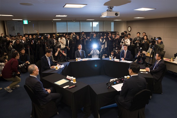  유상임 과학기술정보통신부 장관이 취임 후 처음 13일 오후 서울 중구 대한상공회의소에서 유영상 SK텔레콤 대표, 김영섭 KT 대표, 황현식 LG유플러스 대표와 '통신3사 CEO 간담회'를 시작하기 앞서 취재진의 사진촬영에 응하고 있다.