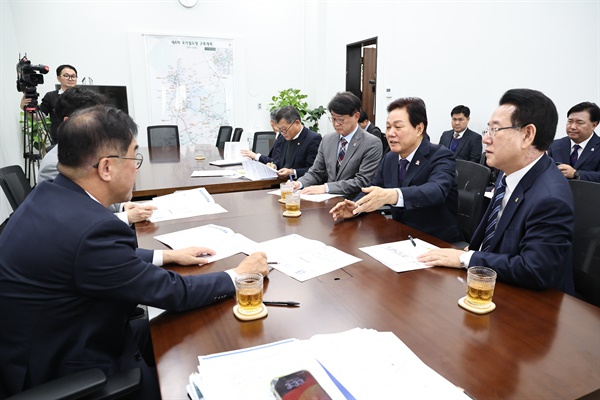  박완수 경남도지사(왼쪽와 김영록 전남도지사(오른쪽)는 13일 국회에서 맹성규 국토교통위원장을 만나 남해안발전특별법의 신속한 제정을 건의했다.