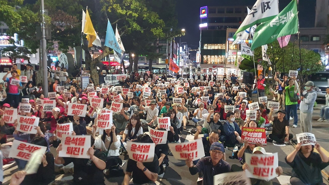  지난 9월 28일 제주시청에서 열린 집회에서 참석자들이 "윤석열 퇴진"을 외치고 있다.