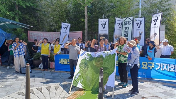  녹조독성의 위험을 알리는 강 활동가들의 기자회견. 세종보 재가동 중단과 물정책 정상화를 촉구하고 있다.