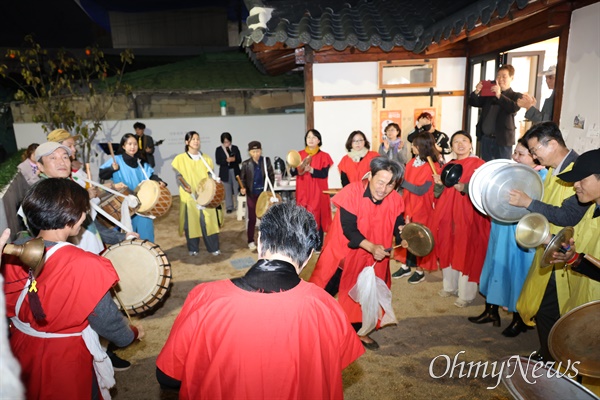  전태일 열사가 살았던 대구 중구 남산동 옛집이 복원돼 전태일 기념관으로 조성된 날 첫 행사로 액막이 도깨비굿을 벌였다.