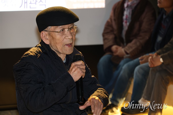  전태일 열사가 살았던 대구 남산동 옛집이 복원된 날 열사가 다니던 청옥고등공민학교 교사였던 이희규 선생이 기념사를 하고 있다.