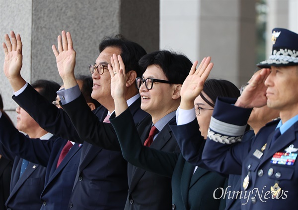  한동훈 국민의힘 대표와 정진석 대통령실 비서실장 등이 14일 서울공항에서 페루 APEC정상회의와 브라질 G20정상회의에 참석하기 위해 출국하는 윤석열 대통령 환송행사에서 이륙하는 대통령전용기를 향해 손을 흔들고 있다.