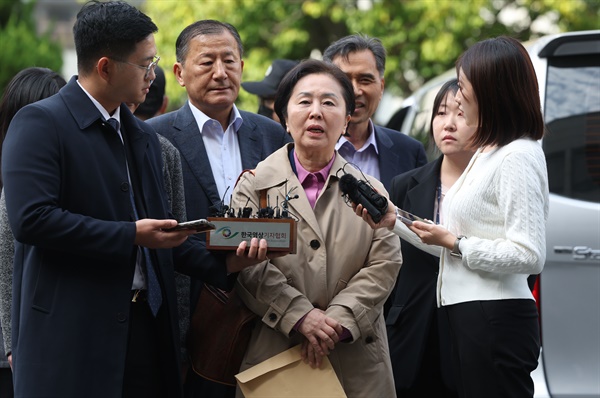  김건희 여사 공천 개입 의혹과 미래한국연구소의 불법 여론조사 의혹 등 사건의 핵심 인물인 국민의힘 김영선 전 의원이 14일 오후 경남 창원시 성산구 창원지방법원(창원지법)에 구속 전 피의자 심문(영장실질심사)을 받기 위해 출석하고 있다.