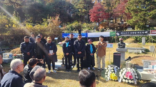  김태윤 아리셀산재피해가족협 공동대표가 수상소감을 밝히고 있다. 아리셀 유가족들이 함께 자리했다. (사진=이종은기자)