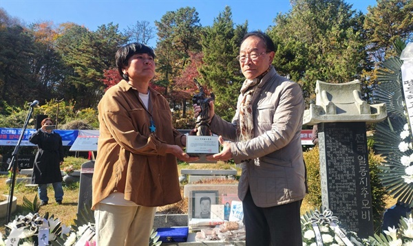  김태윤 공동대표(좌측)가 전태일 노동상을 전달받고 있다.