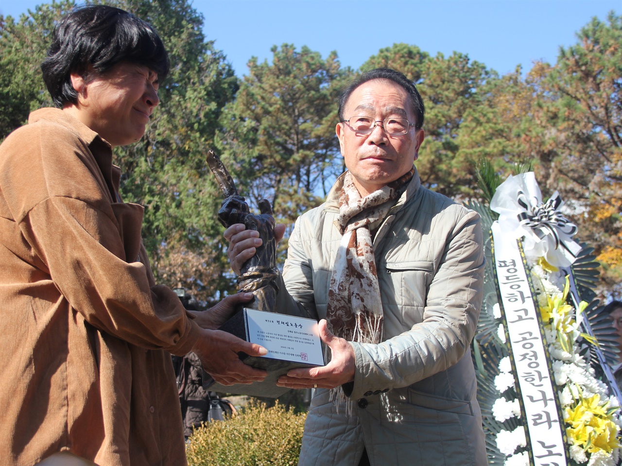 상 받는 김태윤 제32회 전태일노동상은 김태윤 아리셀 산재피해 가족협의회 공동대표가 수상했다. 그는 노동운동가이자 시민운동가로 청주와 충북 지역에서 오랜 기간 활동했다. 사진은 상을 받는 순간 북받친 울음을 참고 사진 촬영에 응한 모습이다.