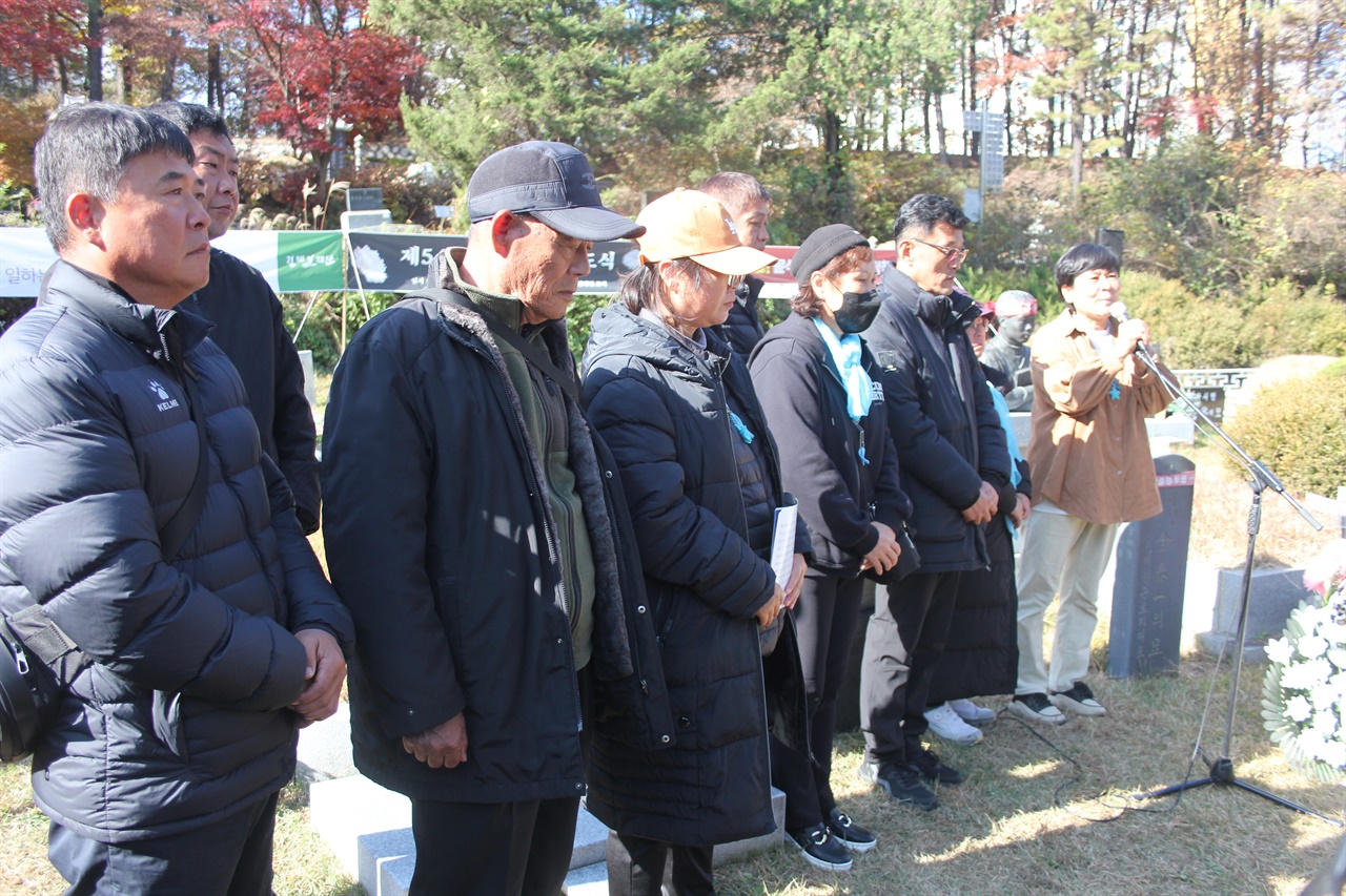 아리셀 산재피해 가족들 전태일노동상을 수상한 김태윤 대표가 아리셀 산재피해 가족들과 함께 참가자들 앞에서 소감을 말하고 있다.