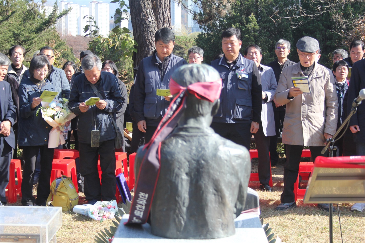 전태일 동상과 양대노총 대표자 제54회 전태일추도식에 참석한 민주노총과 한국노총 대표자 등이 전태일 동상 앞에서 '전태일추모가'를 부르고 있는 모습이다.