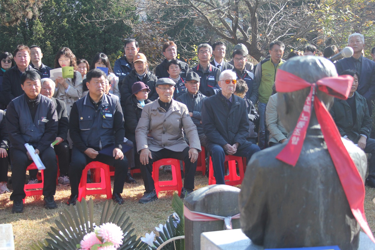 제54회 전태일 추도식 에 참석한 양대노총 대표자와 권영길 전 의원의 모습이다. 좌로부터 양경수 민주노총 위원장, 류기섭 한국노총 사무총장, 남상헌 지도위원, 권영길 전 의원이다.