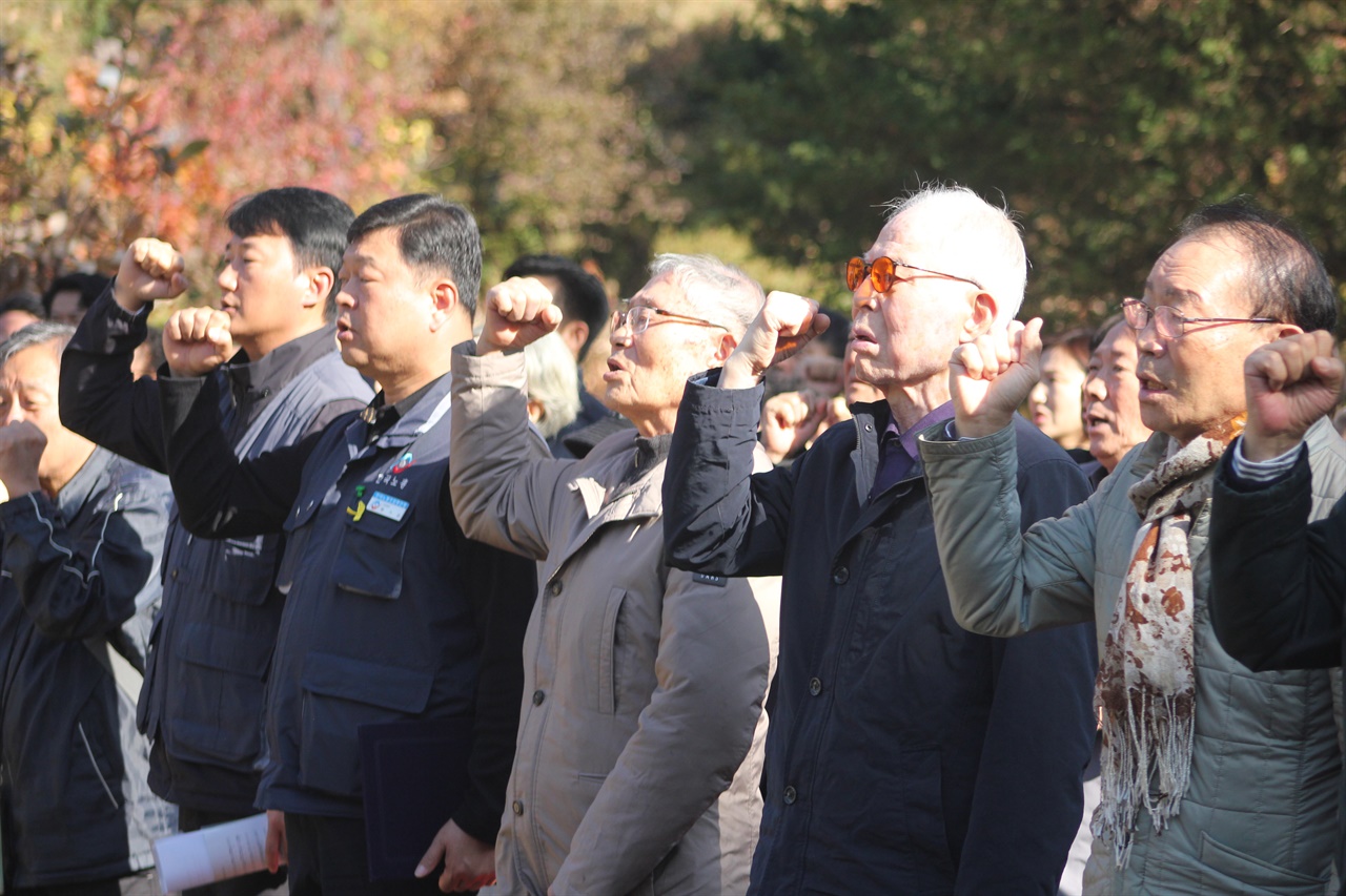 팔뚝질하는 노동계 인사들 제54회 전태일추도식에서 양대노총 대표자 등 노동계 인사들이 힘차게 팔뚝질하는 모습이다.