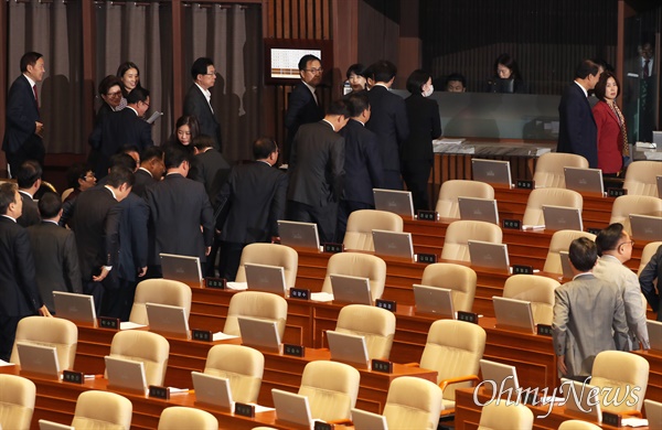 '김건희 특검법' 표결 직전 퇴장하는 국민의힘 국민의힘 의원들이 14일 오후 열린 국회 본회의에서 세 번째 '김건희 특검법' 표결 직전 전원 퇴장하고 있다. 